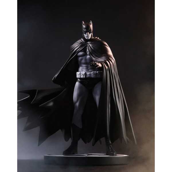 VORBESTELLUNG ! McFarlane Toys Batman Black and White by Lee Weeks Resin 1:10 Scale Statue